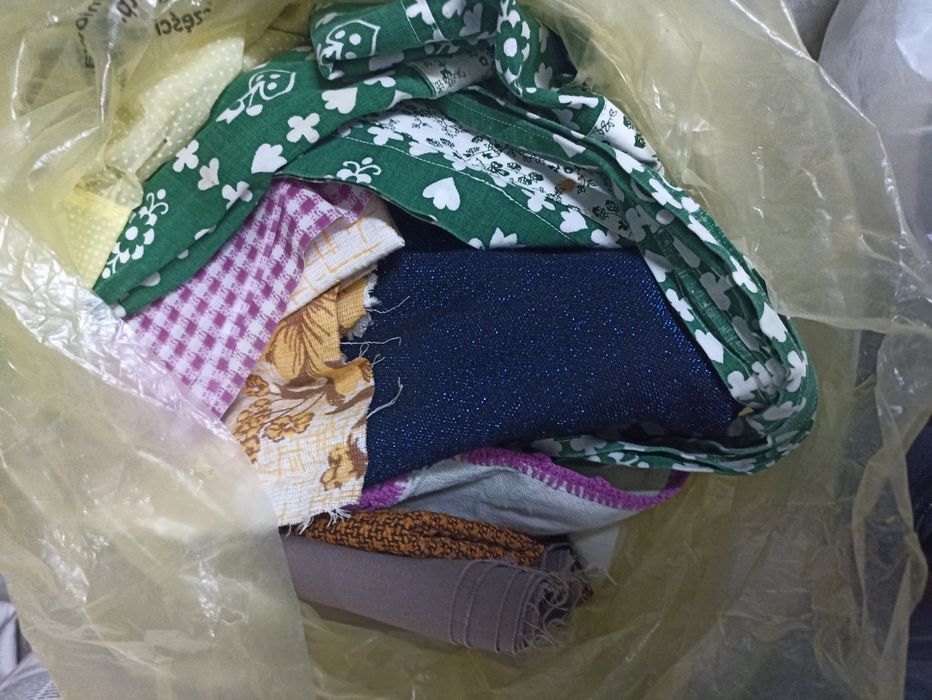 Kawałki materiałów, koronki, zdobienia, zamki