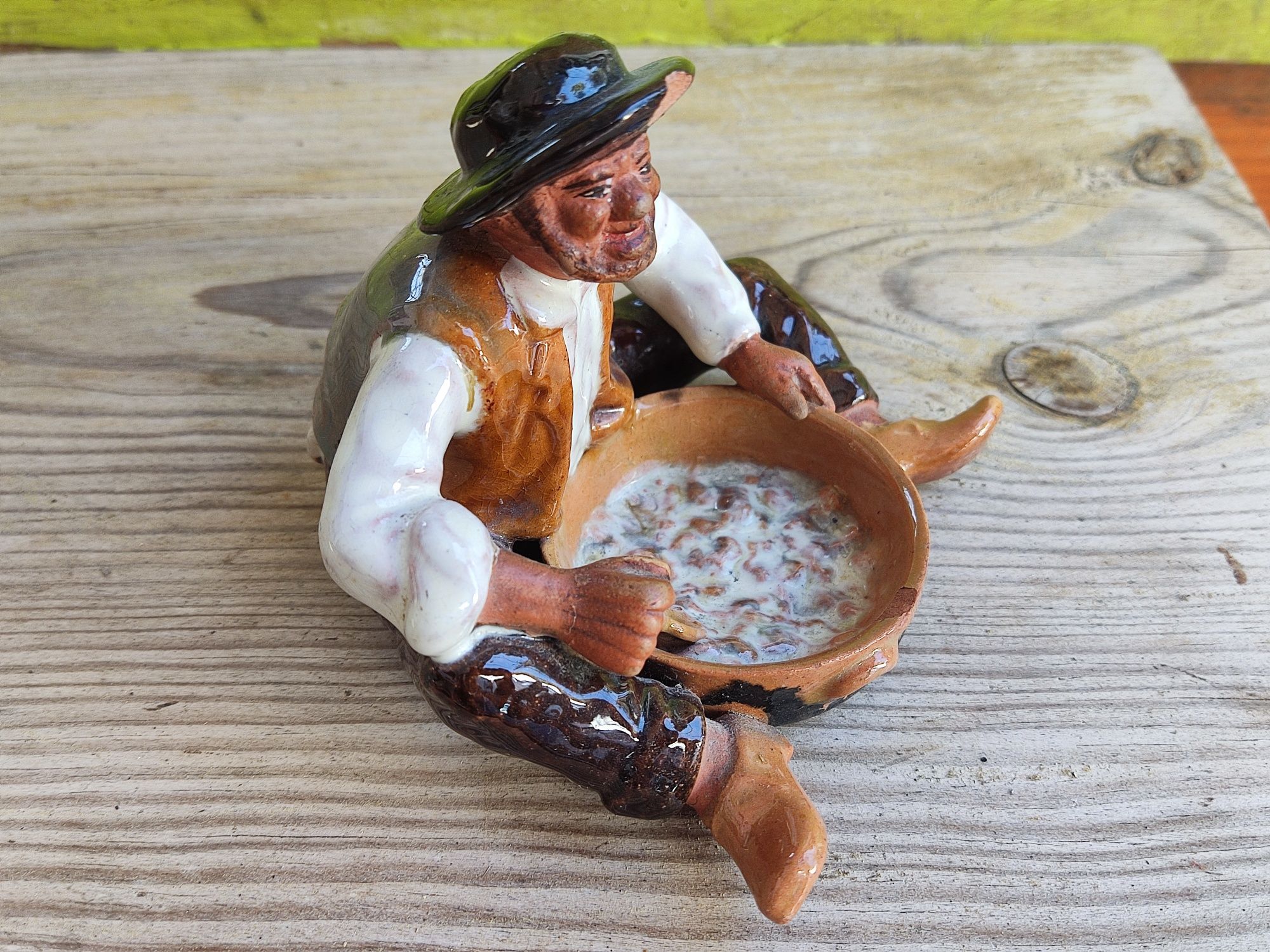 Estatueta Bordalo Pinheiro, Zé Povinho comendo