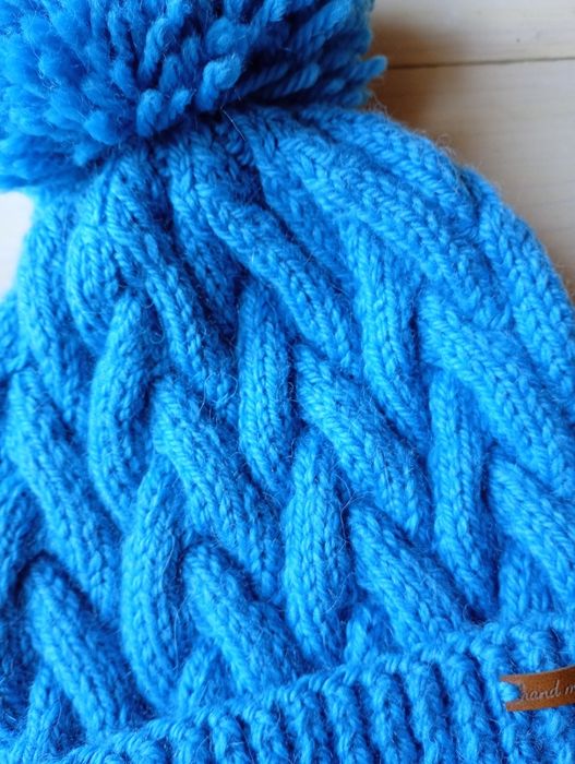 Czapka zimowa niebieska z pomponem wełna z Alpaką warkocze