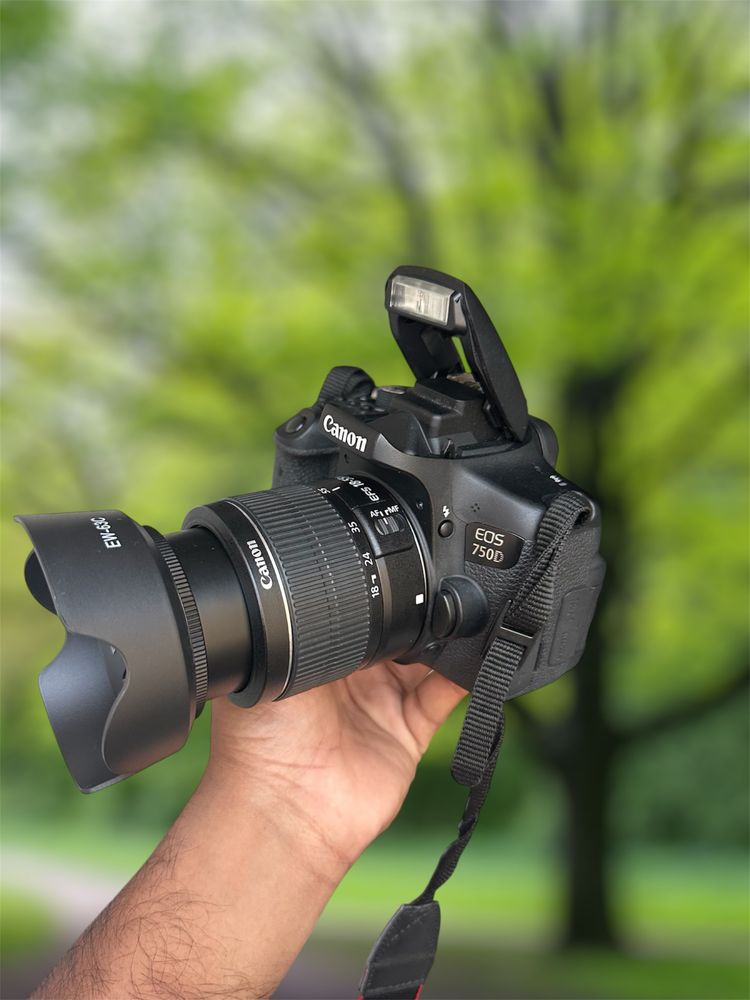 Canon Eos 750D WiFi/ecrã tactile com lente 18-55mm e bolsa
