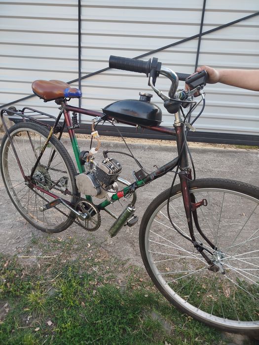 Велосипед з двигуном. Мото велосипед. Дирчик