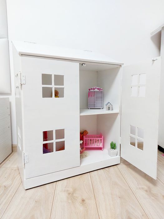 Otwierany domek na kółkach dla lalek, z otwieranym dachem
