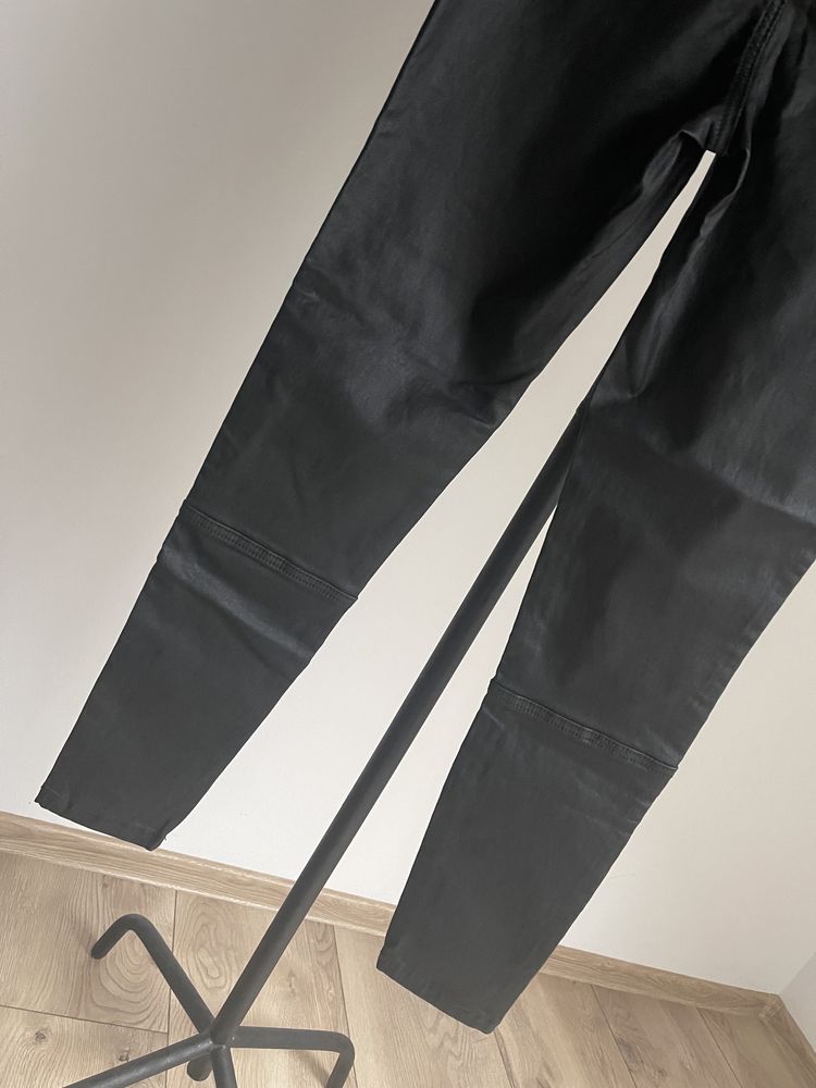 Czarne woskowane spodnie rurki Missguided r.40