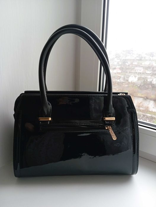 Красива сумка  в діловому стилі