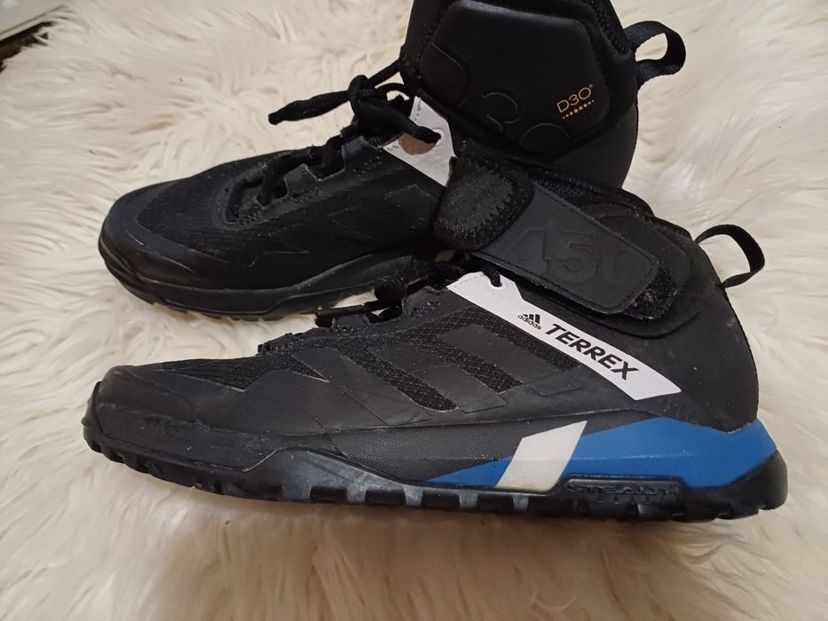 Черевики Adidas.