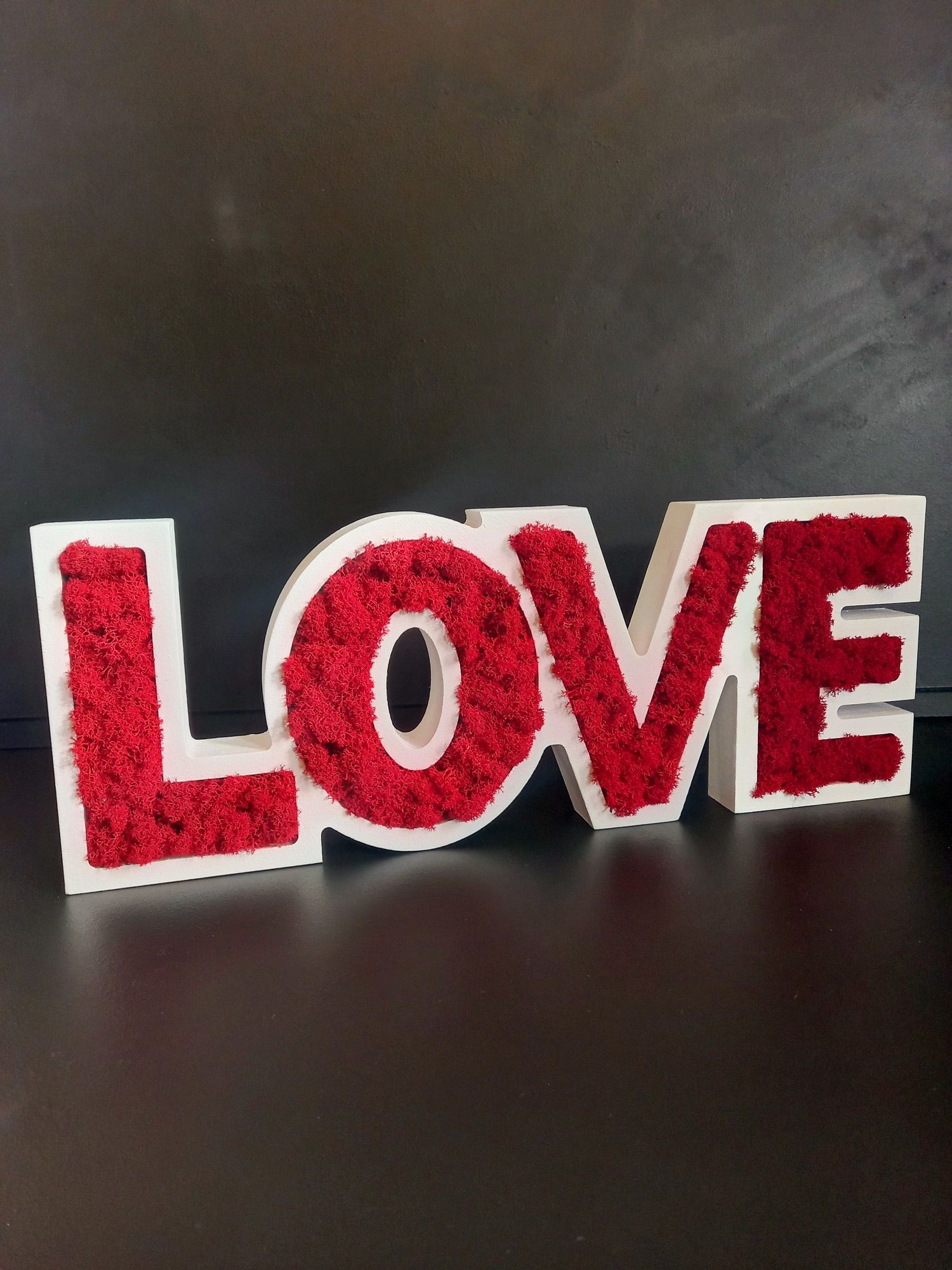 Prezent.  Drzewniane Litery LOVE. Mech  Chrobotek