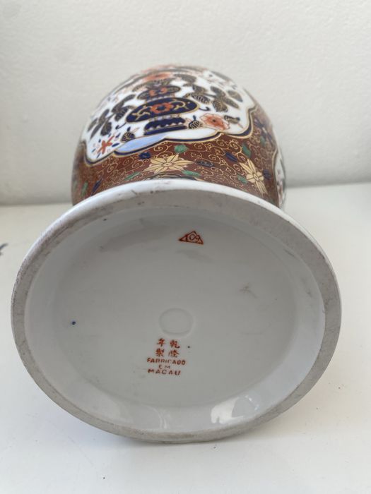 Vasos de cerâmica Imari, conhecidos pelas suas cores vibrantes.