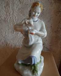 Фарфоровая статуэтка Свинарка