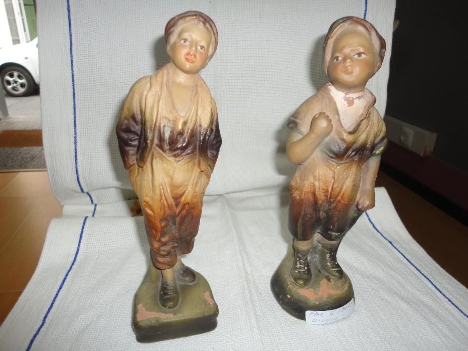 Duas estatuetas em barro XIX "Os rapazes"