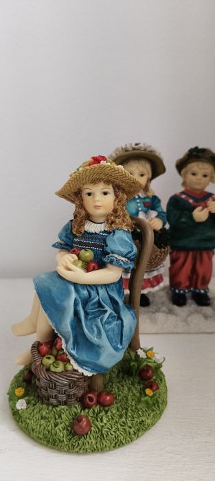 Estatueta "Girl with Apples" da The Leonard Collection