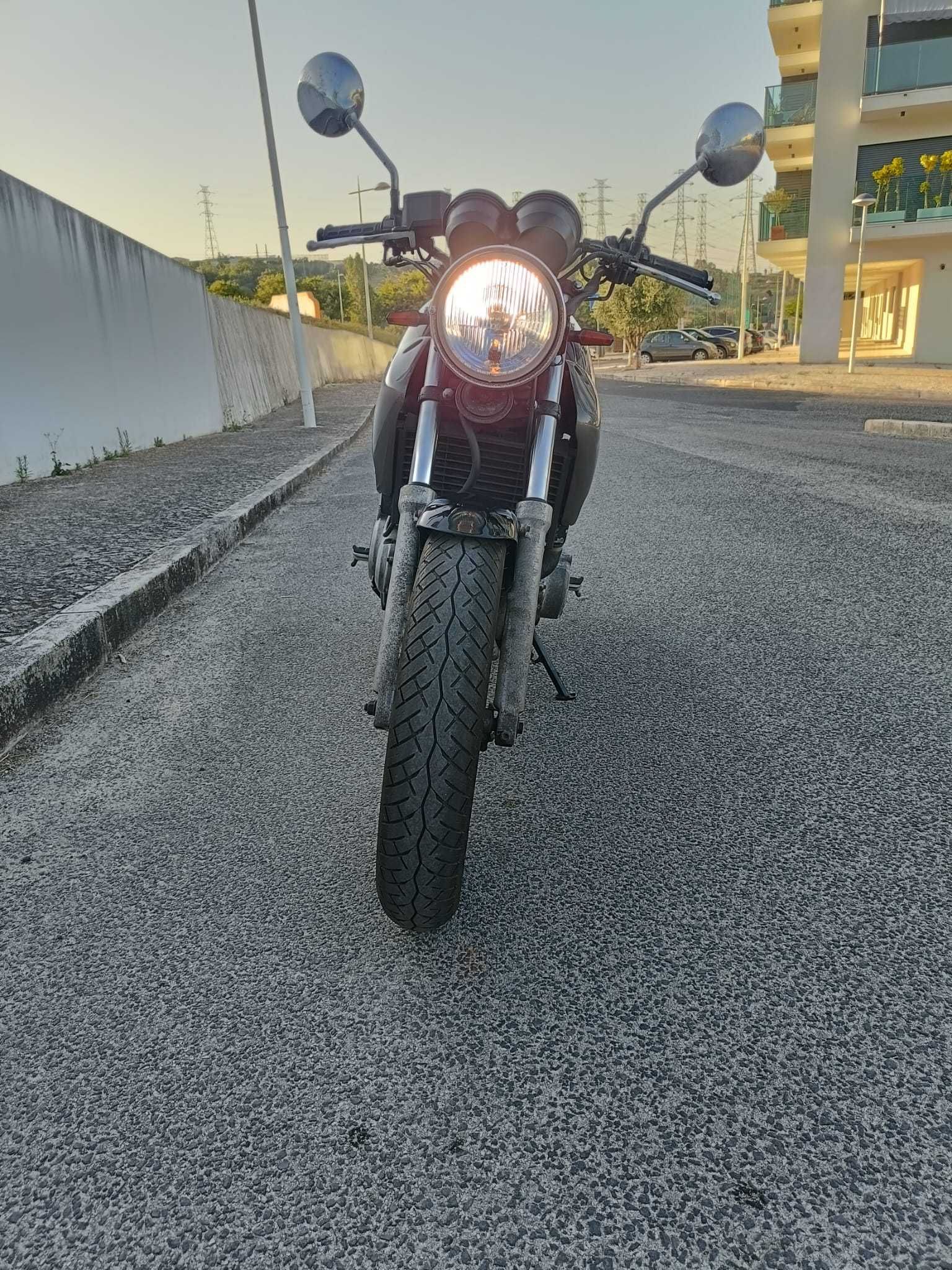 Honda CB500 de 1999 preta
