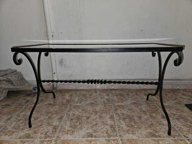 Mesa antiga em ferro trabalhado com tampo em vidro