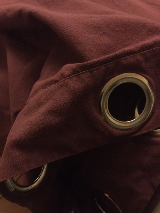 Cortinados em excelente estado cor lilás/ bordô medida 1,35 /2,45.