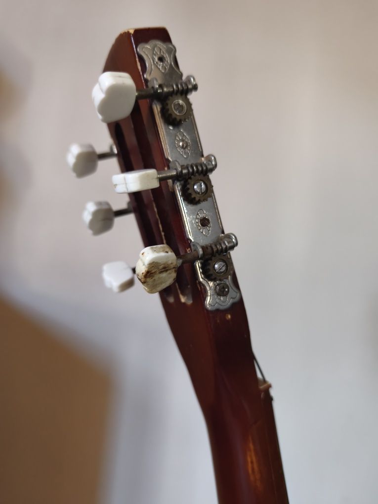 gitara klasyczna tradycyjna metalowe struny statyw stojak gitarowy