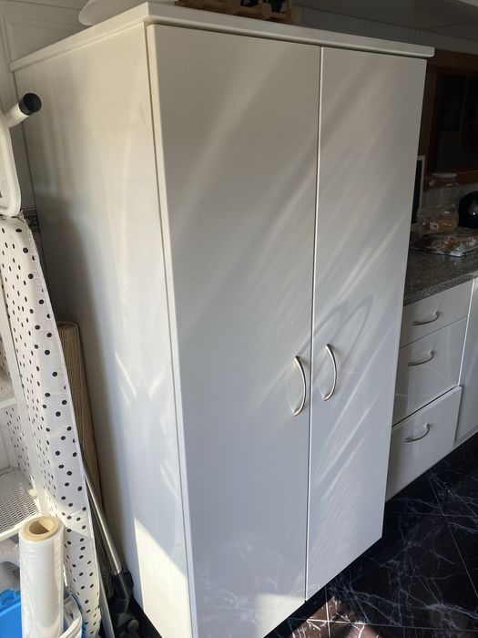 Movel branco com prateleiras lacado