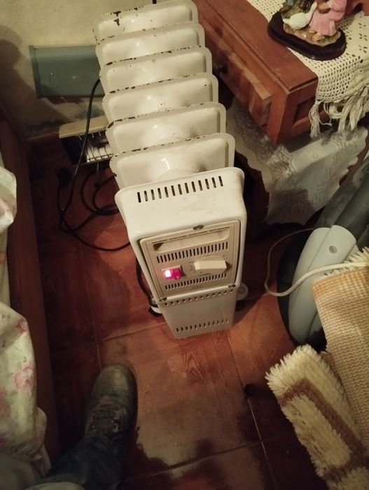 Aquecedor a óleo potente a funcionar muito bem