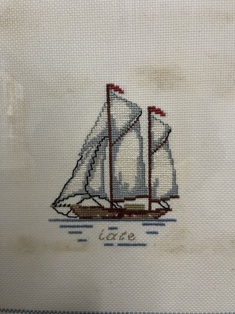 Quadro náutico decorativo com barcos bordados