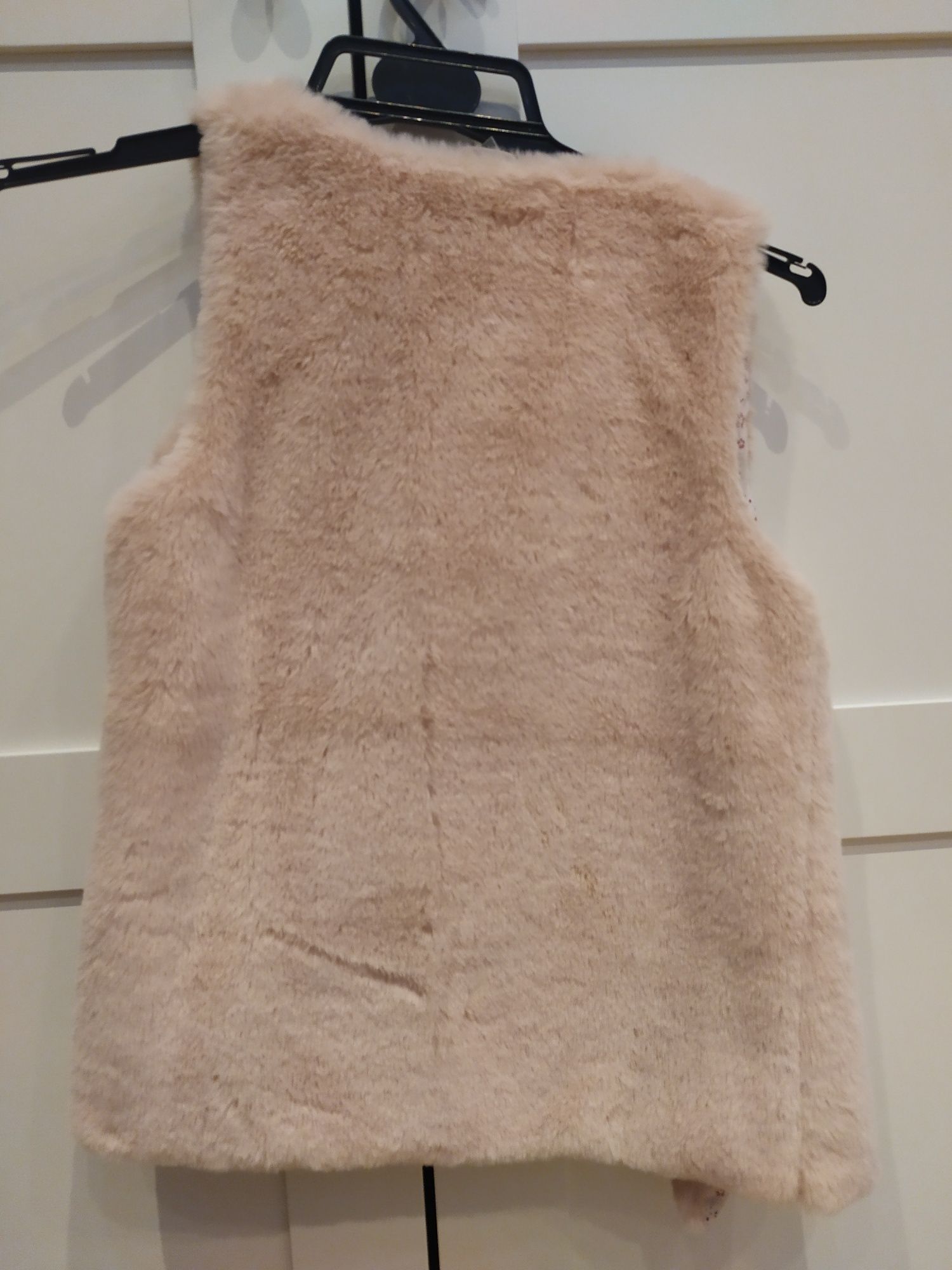 Bezrękawnik dziewczęcy, r. 134.