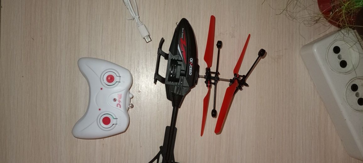 Продам іграшковий гелікоптер