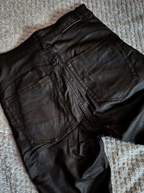 Spodnie rurki skinny czarne skórzane woskowane push up Stradivarius 36
