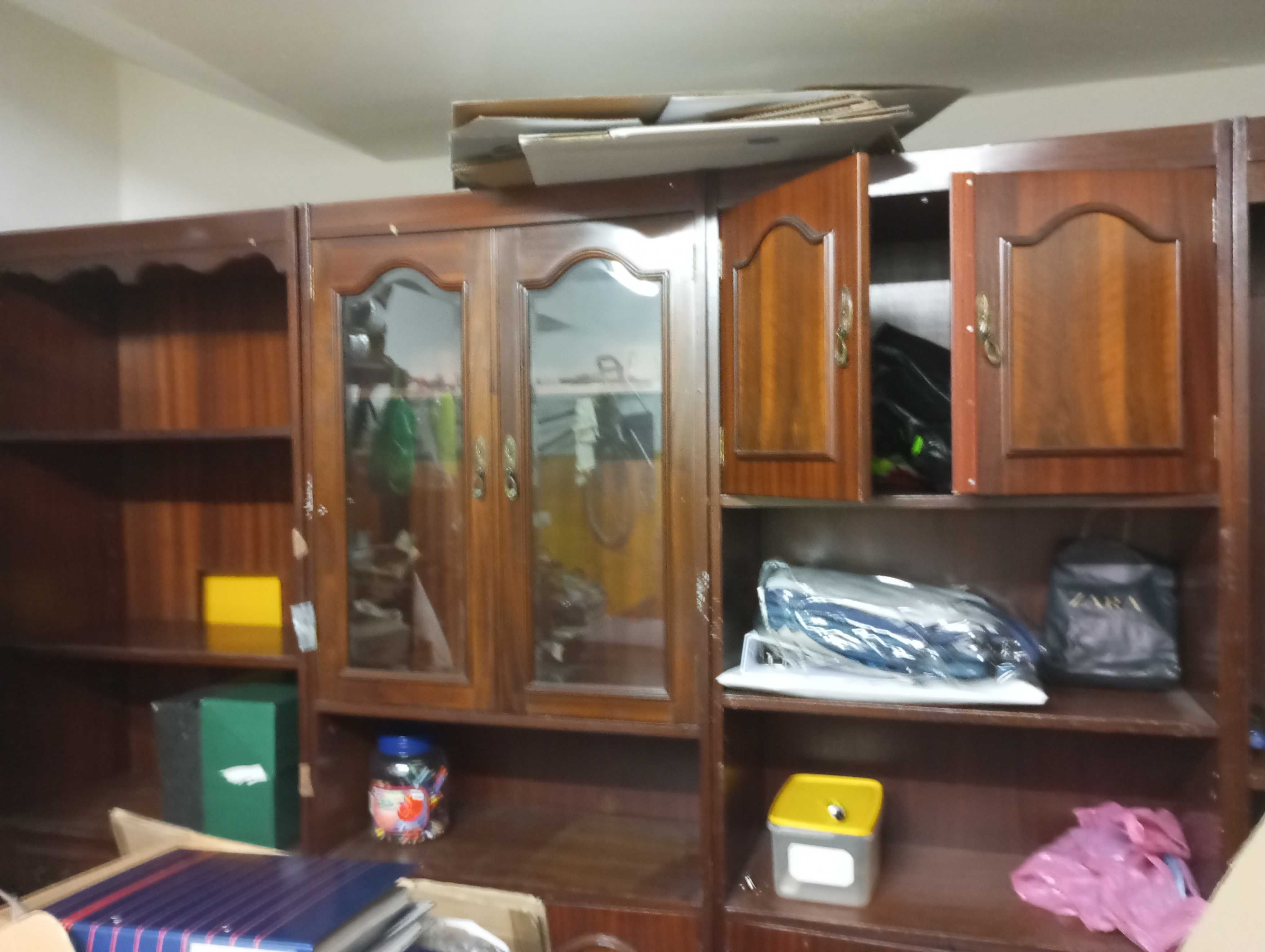 Móvel de sala usado para arrumações