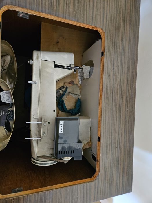 Maszyna do szycia z szafką Łucznik elektryczna