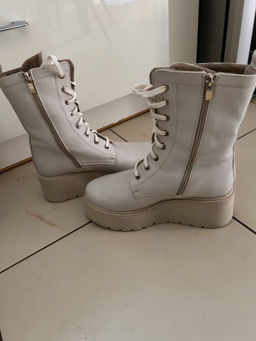 Botki bezowe na koturnie r 39