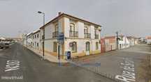 Rés de chão de moradia destinado a estabelecimento comercial, 131m2...