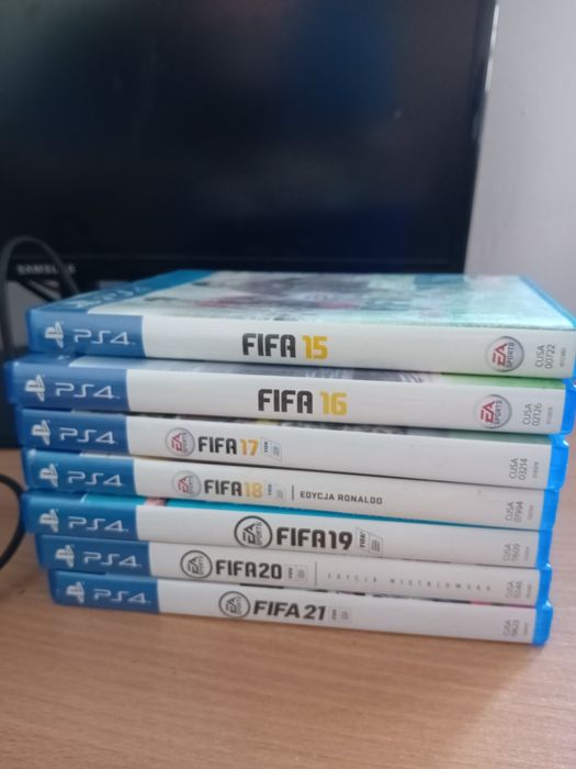 Konsola PS4 1 TB + zestaw gier FIFA (FIFA 15,16,17,18,19,20,21)