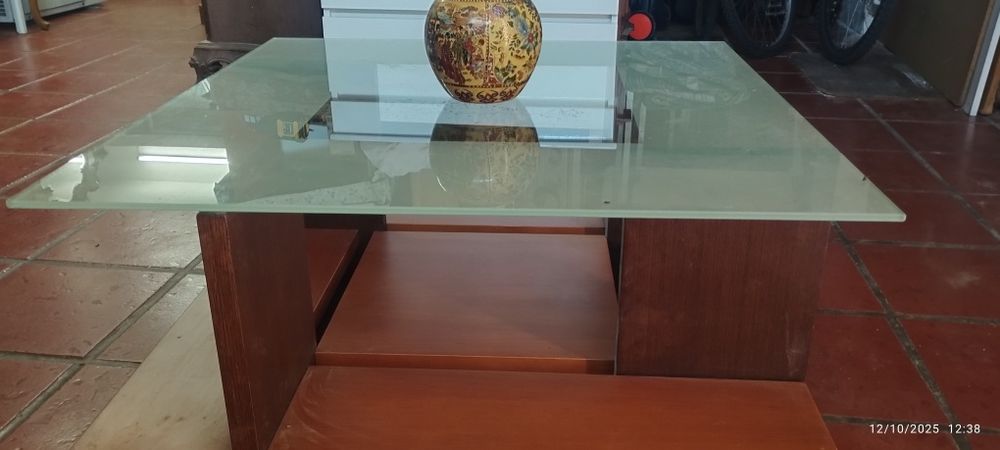 Mesa de centro com tampo vedro