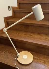 Lampka biurkowa z ładowarką indukcyjną Ikea Riggad