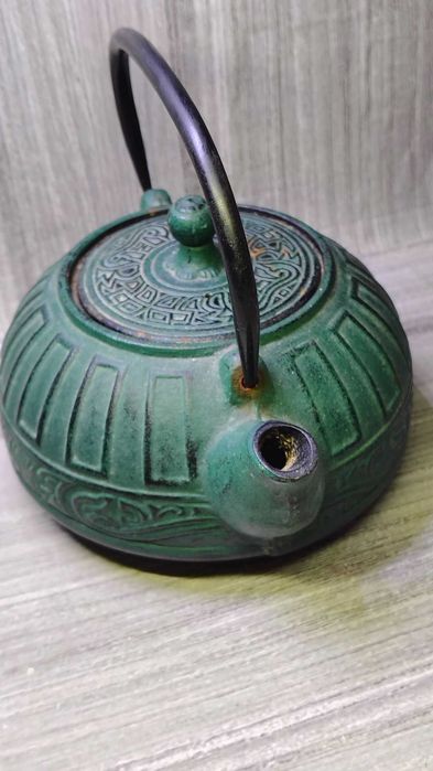 Żeliwny czajnik zaparzacz do herbaty