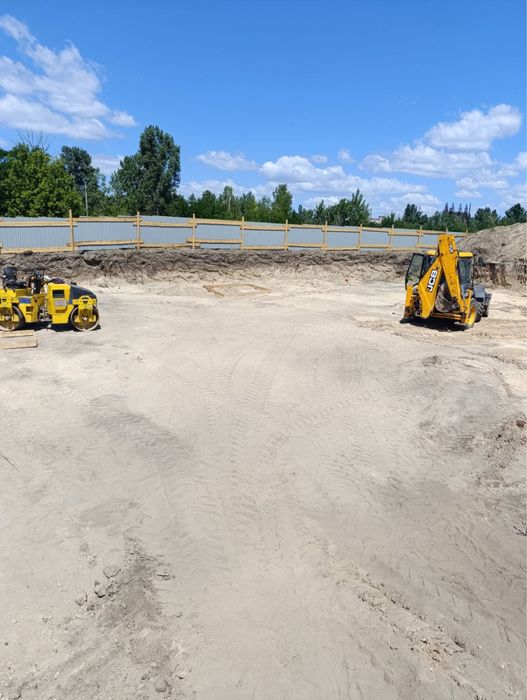 Копка котлованов, земляные работы, самосвалы, экскаватор