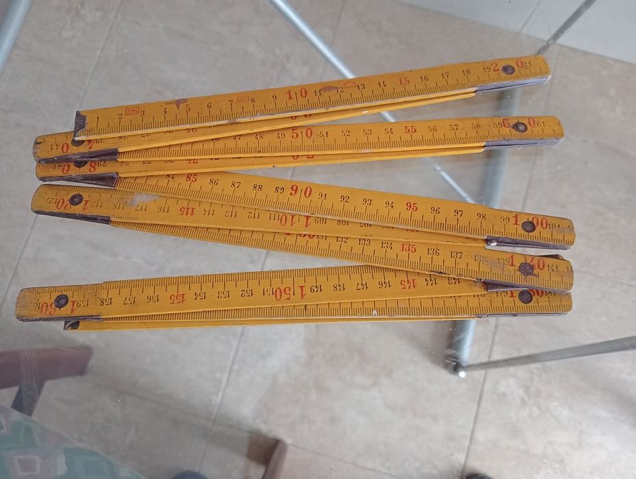 Metro de carpinteiro e esquadro.