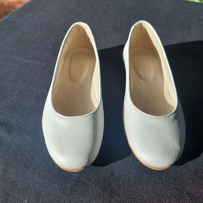 Sabrinas brancas novas usadas em comunhão