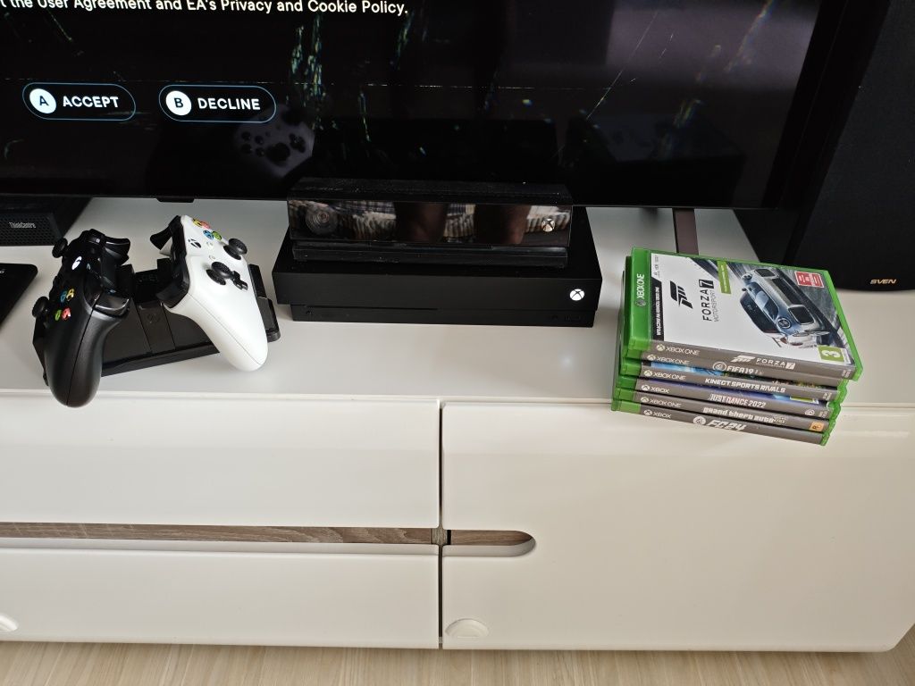 Xbox One X 1Tb + game pass + 2 pady + gry + kinnekt + ładowarka