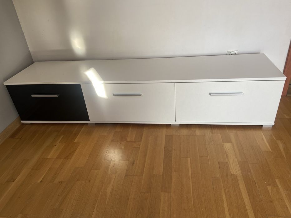 Szafka z półkami za szkłem i szafka pod telewizor