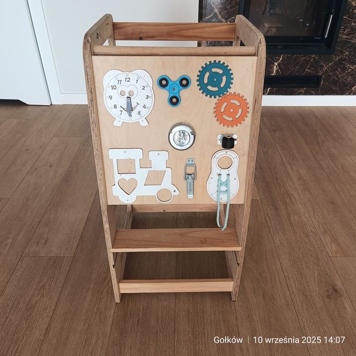 Kitchen helper z tablicą manipulacujną