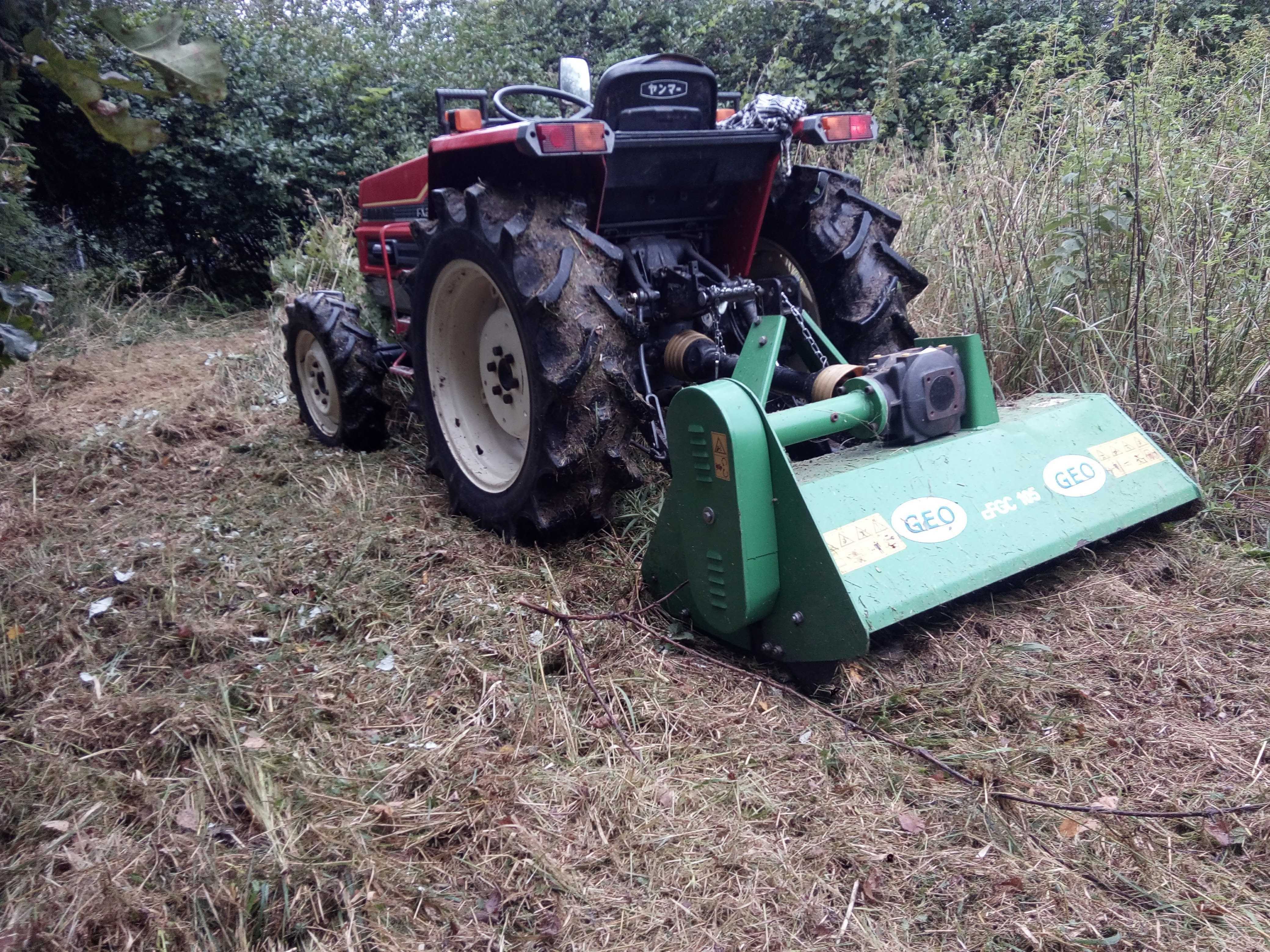 Koszenie - Kosy spalinowe - żyłkowe , traktor - kosiarka bijakowa .