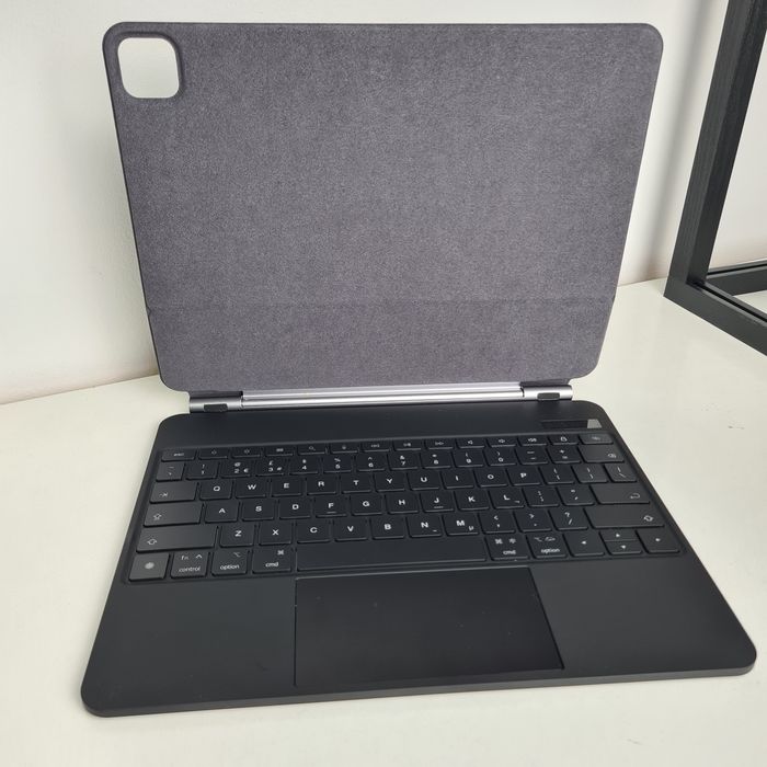 Чохол клавіатура з підсвідкою на Ipad 12.9 "