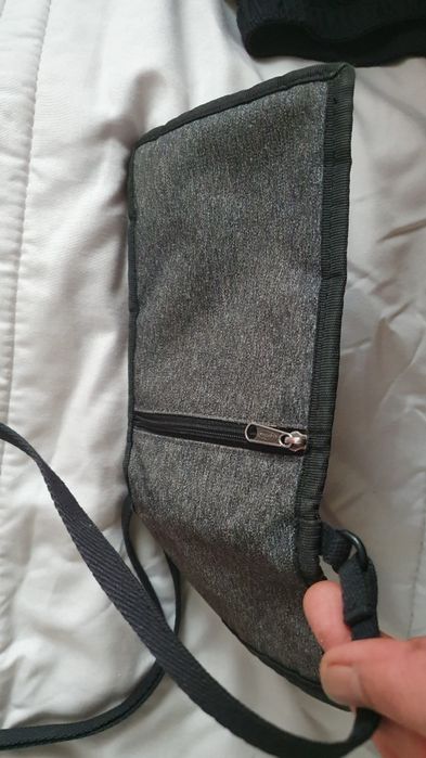 Bolsa Eastpak de tiracolo, fina e resistente