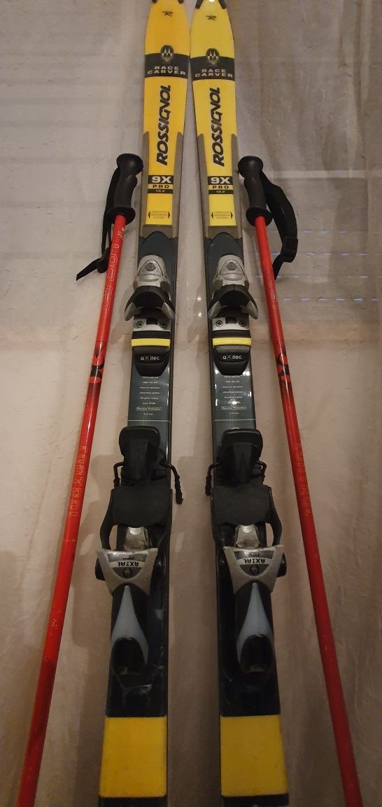 Skis e botas para a neve