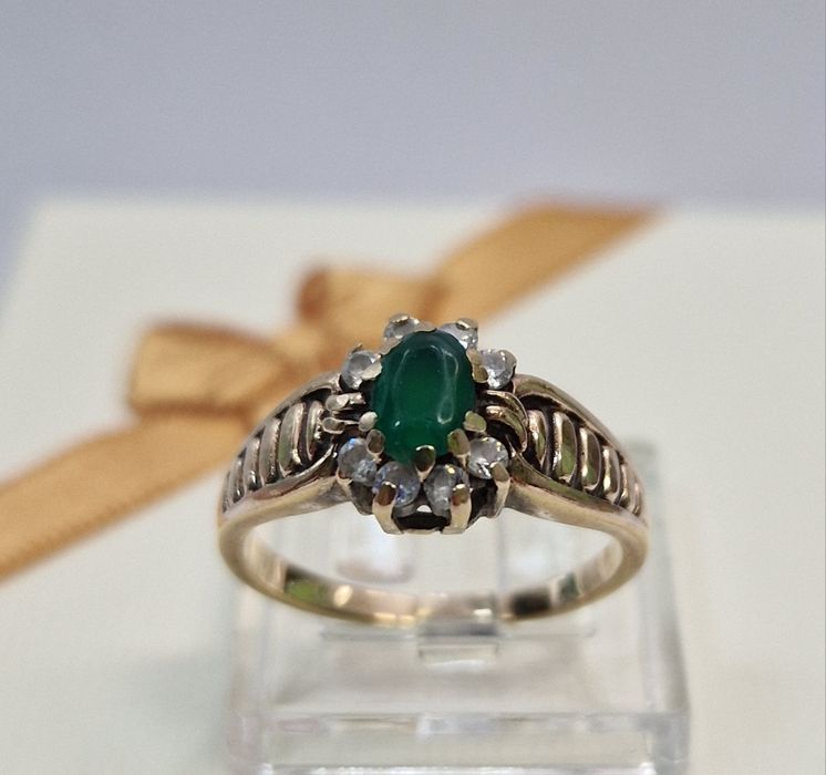 Piękny pierścionek z zielonym oczkiem i cyrkoniami używany PR 585 rozm