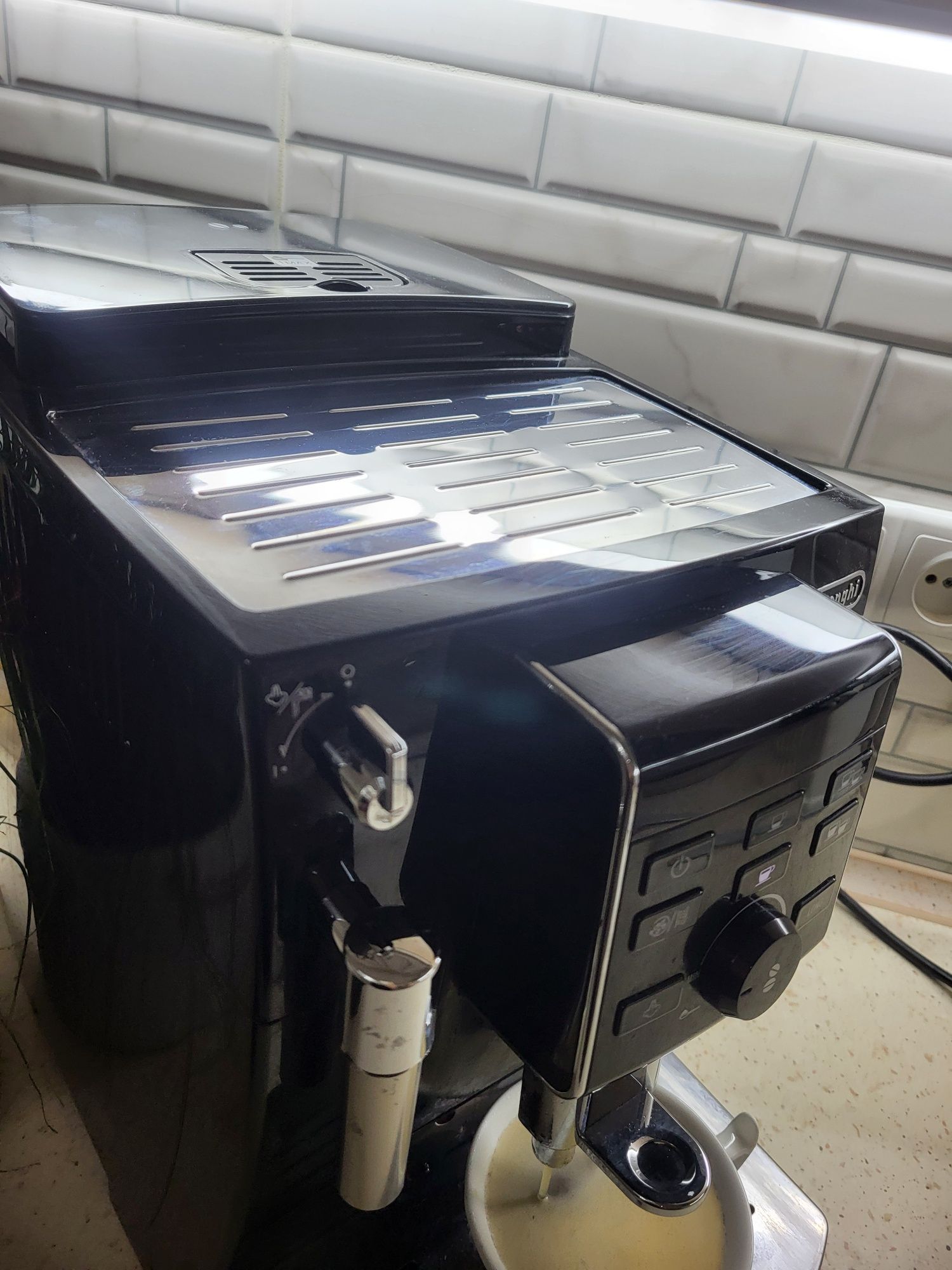 кавовамашинка  Delonghi гарно робить каву.