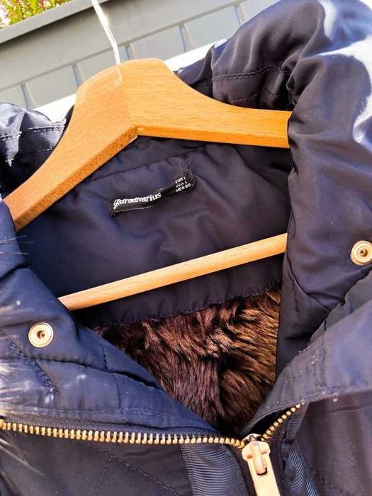 Granatowa zimowa ocieplana pikowana kurtka z kapturem Stradivarus L