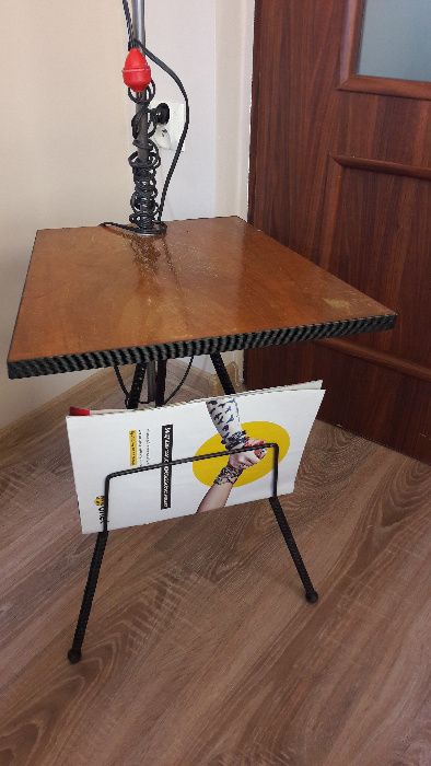 Stolik na gazetę z lampką