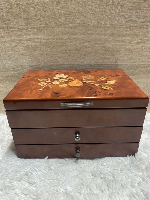 Drewniania szkatułka