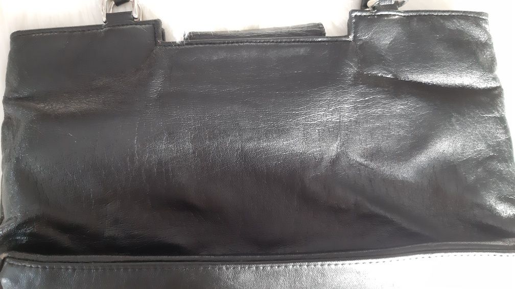 Czarna torebka ze srebrnymi dodatkami, dużo kieszonek w środku