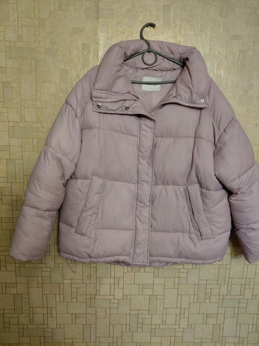 Куртка тепла на сінтіпоні.Бузкового кольору. Яскравіша ніж на фото.З п