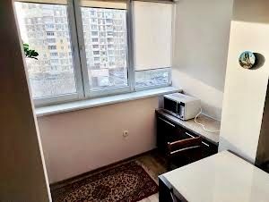 Ревуцького, 44Б. 2к квартира з просторою кухнею До метро 5 хв пішки.